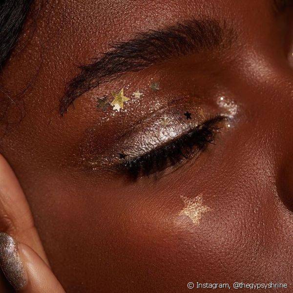 O glitter pode ser usado nas p?lpebras ou em qualquer parte do rosto para deixar o visual mais brilhoso (Foto: Instagram @thegypsyshrine)